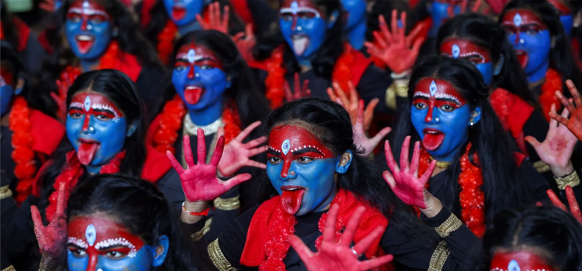 Bombay, India. Estudiantes con sus caras pintadas como la diosa hindú Kali participan en un evento cultural antes del festival Janmashtami, celebrando el nacimiento de Krishna. Fotografía: Francis Mascarenhas/Reuters Bombay, India. Estudiantes con sus caras pintadas como la diosa hindú Kali participan en un evento cultural antes del festival Janmashtami, celebrando el nacimiento de Krishna. Fotografía: Francis Mascarenhas/Reuters