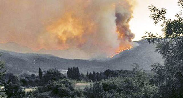 Evacuan a pobladores y turistas en Chubut por incendios forestales
