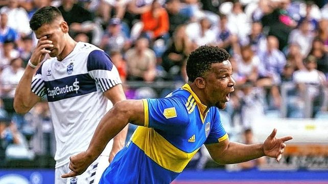 Frank Fabra abrió la cuenta para Boca que después se llevó el triunfo desde La Plata ante Gimnasia y acaricia la gloria.