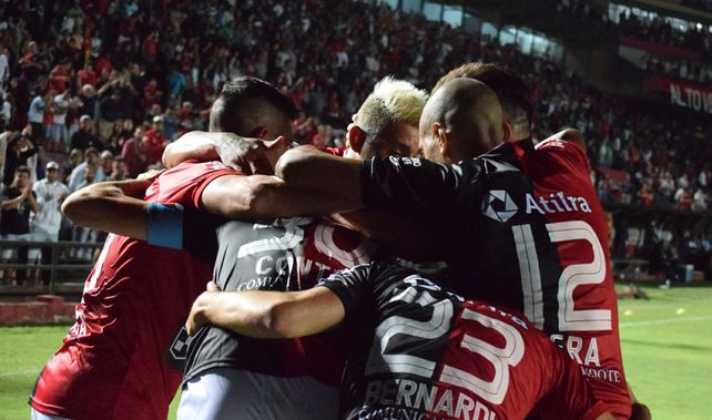 Colón recuperó la memoria ante Chacarita y vuelve a soñar con las copas