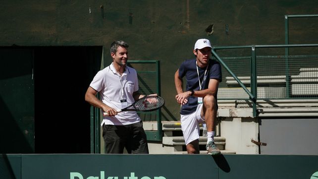 Calleri, raqueta en mano, observando uno de los tantos entrenamientos junto al correntino Leo Meyer.