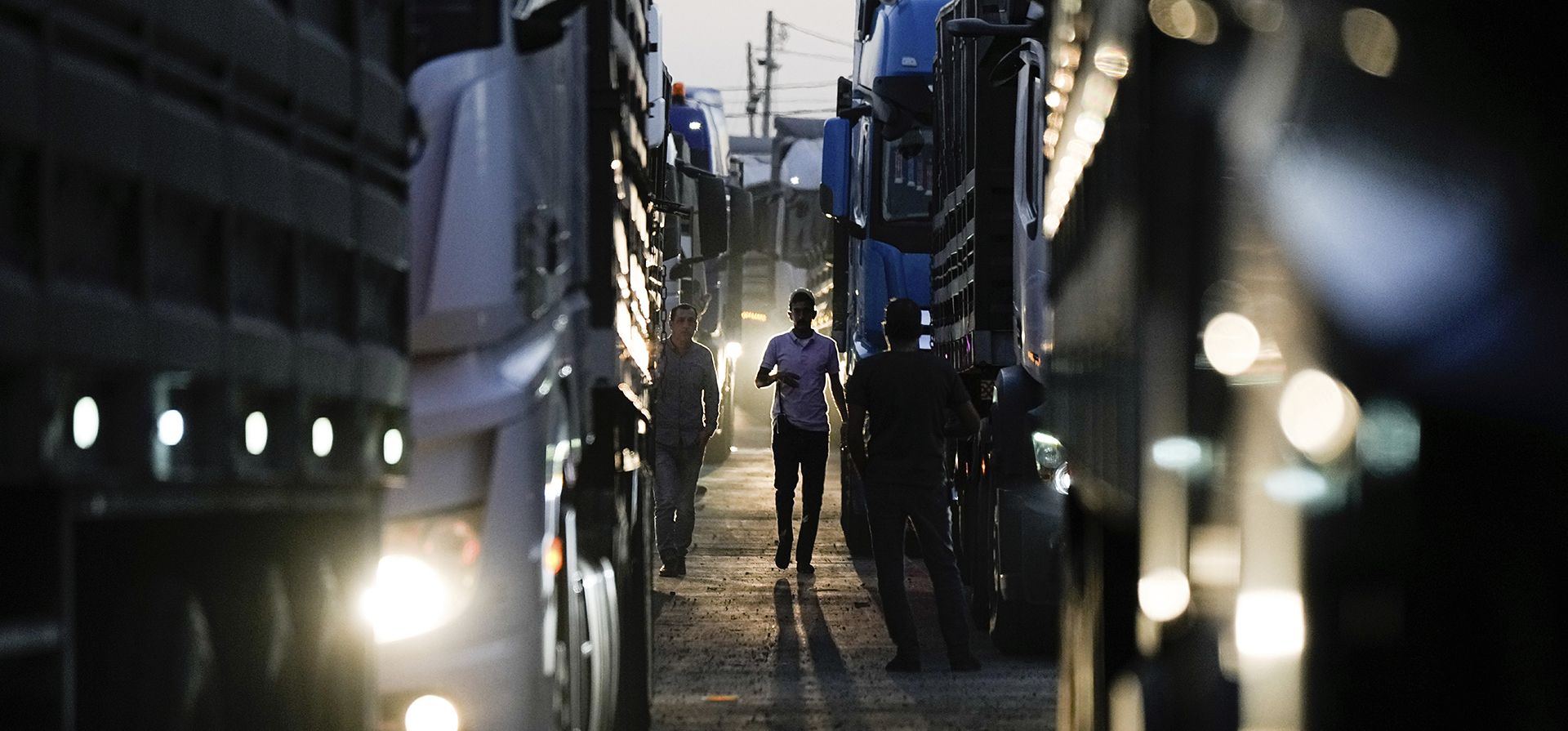 Un chofer camina entre camiones que transportan ayuda humanitaria justo antes de que crucen a la Franja de Gaza en el cruce de Erez, en el sur de Israel, el lunes 21 de octubre de 2024. (Foto AP/Tsafrir Abayov) Un chofer camina entre camiones que transportan ayuda humanitaria justo antes de que crucen a la Franja de Gaza en el cruce de Erez, en el sur de Israel, el lunes 21 de octubre de 2024. (Foto AP/Tsafrir Abayov)