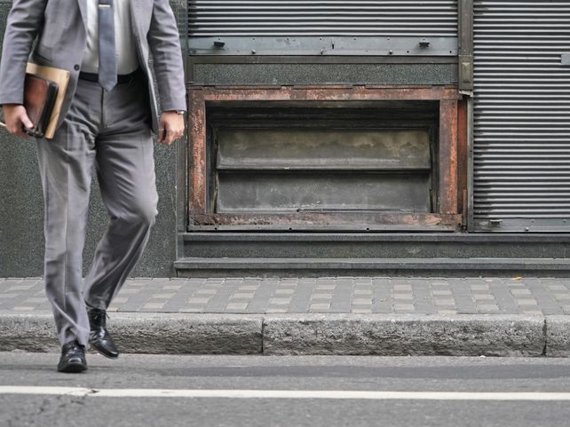 Postales de la depredación. Tanto por Sarmiento como por Santa Fe asoman ventanales cuyas rejas lucen arrancadas.