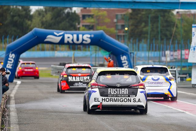 Primero, el agua. Cuando la C2 estrenó el asfalto del Fangio bien temprano aún se notaba el agua caída en la noche del viernes.. 