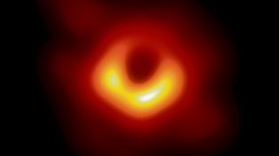 Revelan la primera imagen jamás lograda de un agujero negro