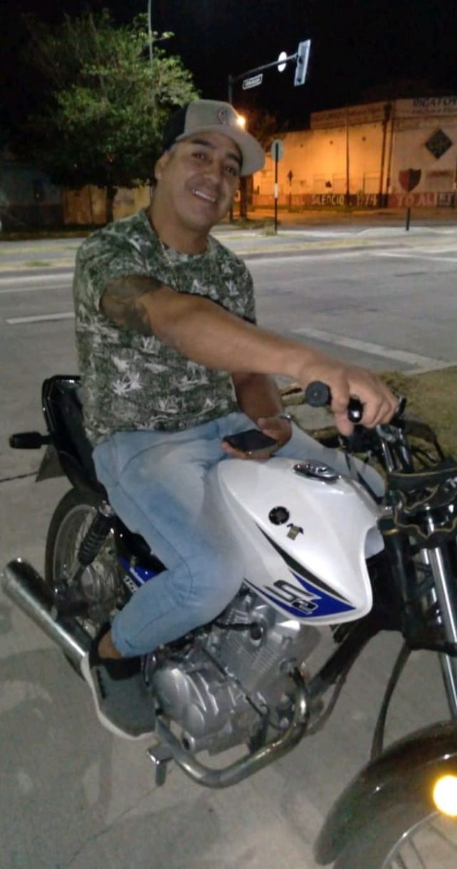 Crimen en La Sexta: la víctima arreglaba una moto cuando quedó en medio de un ataque a balazos