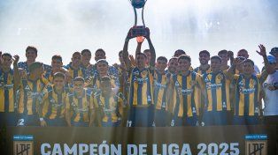 El plantel de Central celebra la obtención de la Liga 2025 que le otorgó la Liga Profesional.