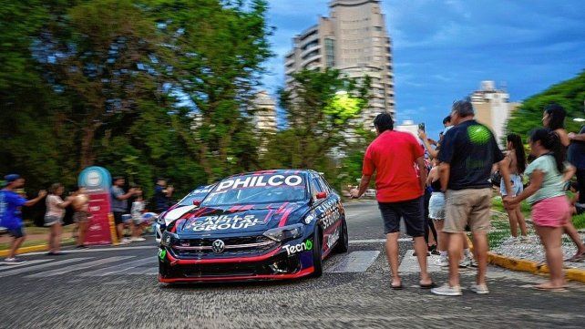 La gente se acercó a ver el paso de los autos del Turismo Nacional en el Parque Urquiza.