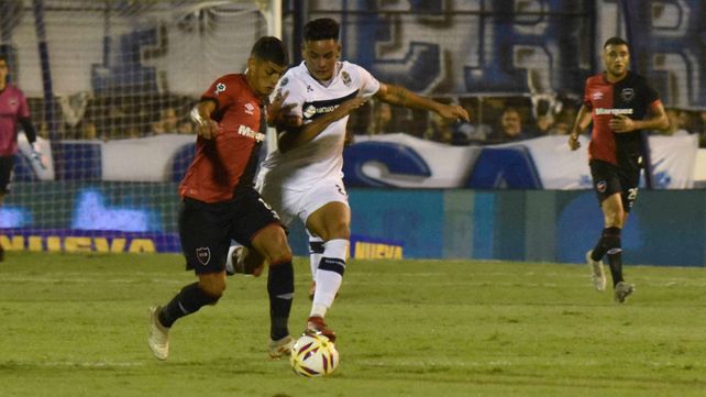 Esfuerzo. Rivero pelea por el control de la pelota. El volante debe crecer para una mejor circulación del equipo.