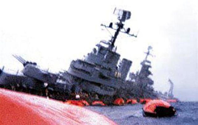En el recuerdo. El navío argentino inclinado sobre una banda inicia su viaje final