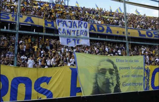 El mensaje oculto en la bandera de Los Monos desplegada en el homenaje a Maxi Rodríguez