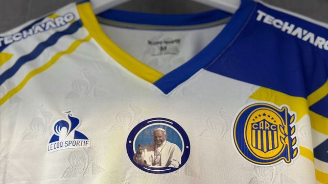 La camiseta que usarán los jugadores de Central ante San Lorenzo para rendir homenaje al Papa Francisco.