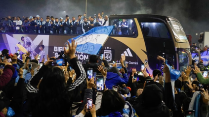 Caravana y micro descapotable: cómo fue el emotivo recibimiento a la selección en Ezeiza