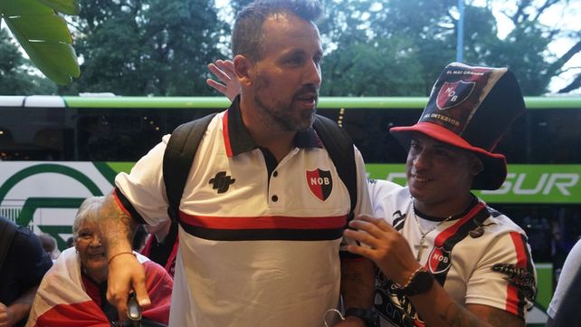 El Ogro Fabbiani recibe el saludo de hinchas de Newells. Ahora busca que su equipo reaccione ante Atlético Tucumán.