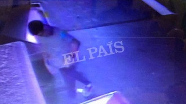 El sospechoso entrando al Mercado de la Boqueria. Foto: Gza. El País