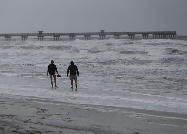 Matthew se debilitó a categoría 3 cerca de la costa de Florida