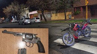 Fue trasladado al hospital, donde se toparon con que cargaba un revólver.