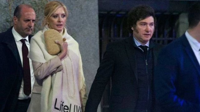 Javier Milei y Yuyito González se dieron el primer beso en público: el video