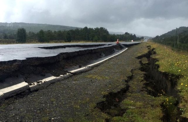 tembló la tierra. El terremoto abrió profundas grietas en las rutas del puerto de Quellón