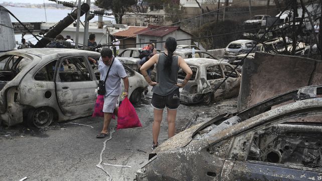 El mayor incendio de la década en Grecia deja numerosos muertos, casas y vehículos destruidos