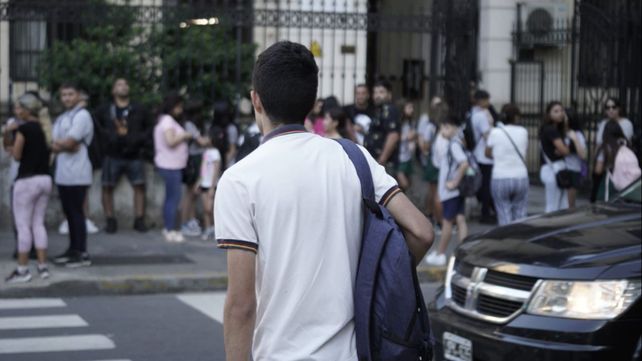 Alumnos y padres se concentran sobre uno de los colegios de bulevar Oroño esperando el momento de ingresar.