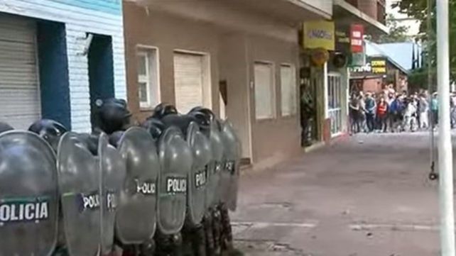 Incidentes entre los manifestantes y la policía en Miramar por el chico asesinado
