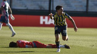 Luca Martínez Dupuy ya convirtió ante Arsenal y lo festeja con mucha euforia. Fue el primer tanto canalla.