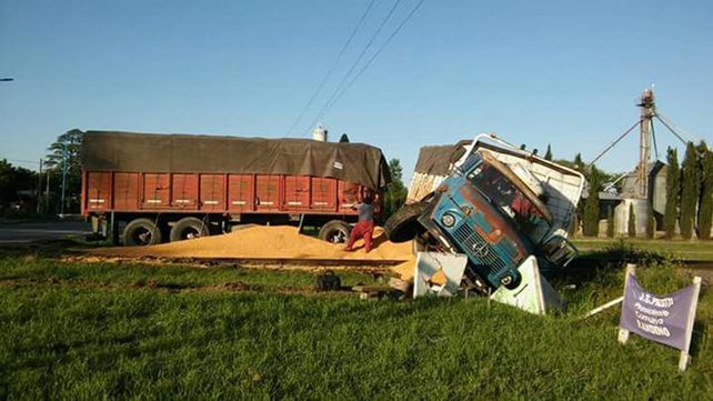 Milagro: chocaron un tren y un camión cargado con cereales, y no hubo lesionados