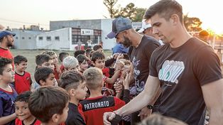 Los jugadores de Primera División de Patronato con las formativas en La Capillita
