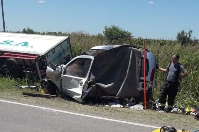 El Renault Kangoo quedó prácticamente destruido. En el utilitario viajaban cinco personas