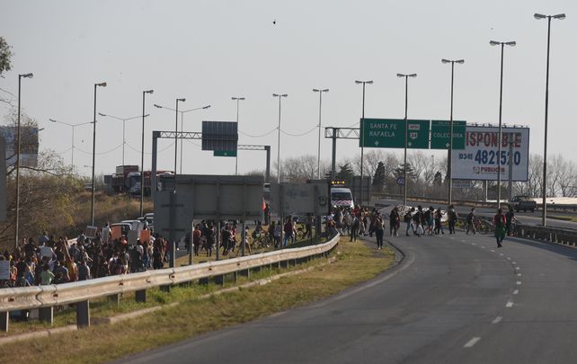 Grupos ambientalistas cortaron ayer el puente Rosario-Victoria