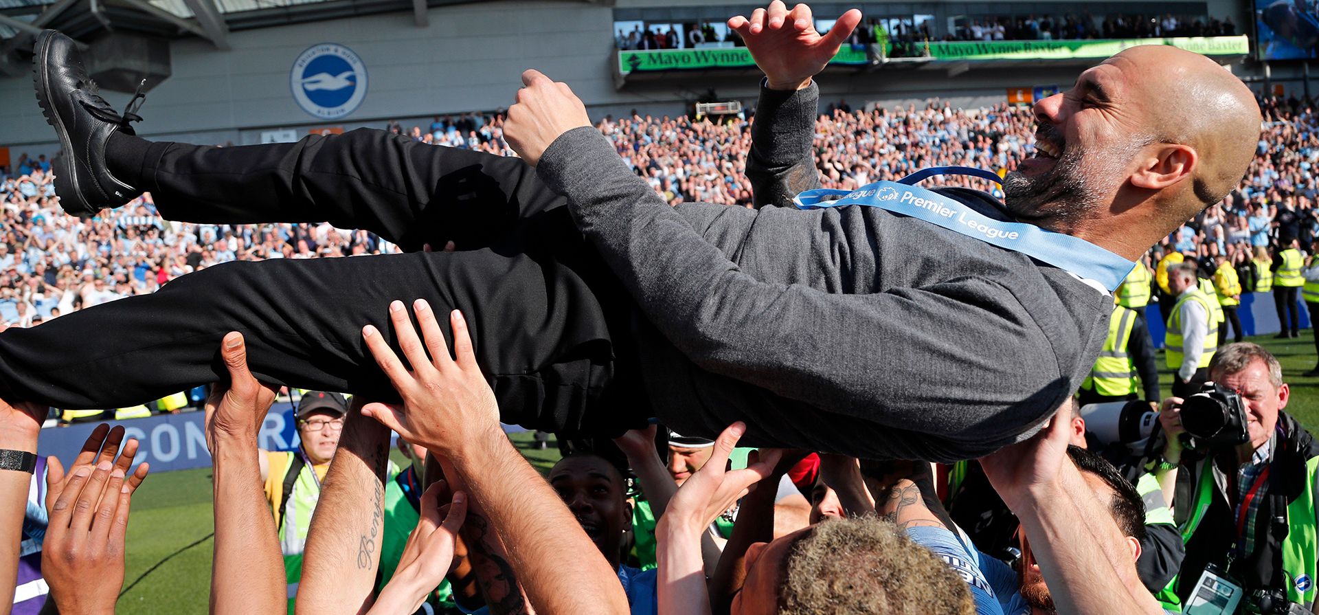ARCHIVO - El entrenador del Manchester City, Pep Guardiola, es alzado en brazos por los jugadores tras el partido de la Premier League entre el Brighton y el Manchester City en el estadio AMEX de Brighton, Inglaterra, el domingo 12 de mayo de 2019. El Manchester City derrotó al Brighton por 4-1 y se proclamó campeón. Guardiola dejo de ser el técnico del club después de dirigirlo 10 años. (Foto AP/Frank Augstein, Archivo) ARCHIVO - El entrenador del Manchester City, Pep Guardiola, es alzado en brazos por los jugadores tras el partido de la Premier League entre el Brighton y el Manchester City en el estadio AMEX de Brighton, Inglaterra, el domingo 12 de mayo de 2019. El Manchester City derrotó al Brighton por 4-1 y se proclamó campeón. Guardiola dejo de ser el técnico del club después de dirigirlo 10 años. (Foto AP/Frank Augstein, Archivo)