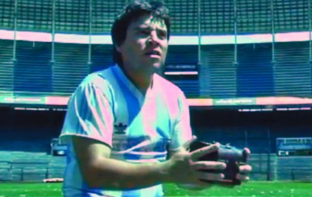 Pasion. El joven tal como apareció en un video en el que hablaba de su amor por el club. La policía el jueves al retirar el cuerpo de la sede porteña.