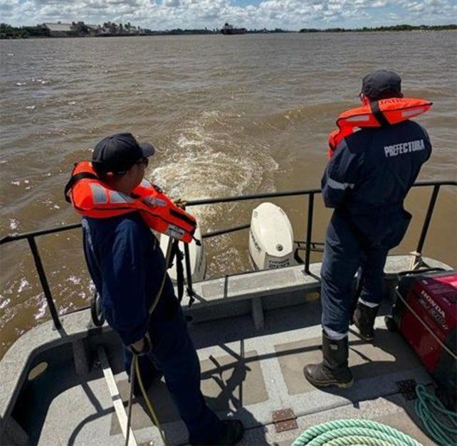 Efectivos de Prefectura realizan un rastrillaje del río en busca de la lancha que se hundió en la noche del 24 al 24 de noviembre frente a San Lorenzo.