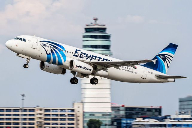 No descartan ninguna hipótesis acerca de lo ocurrido con el avión de Egyptair que desapareció con 66 pasajeros a bordo.