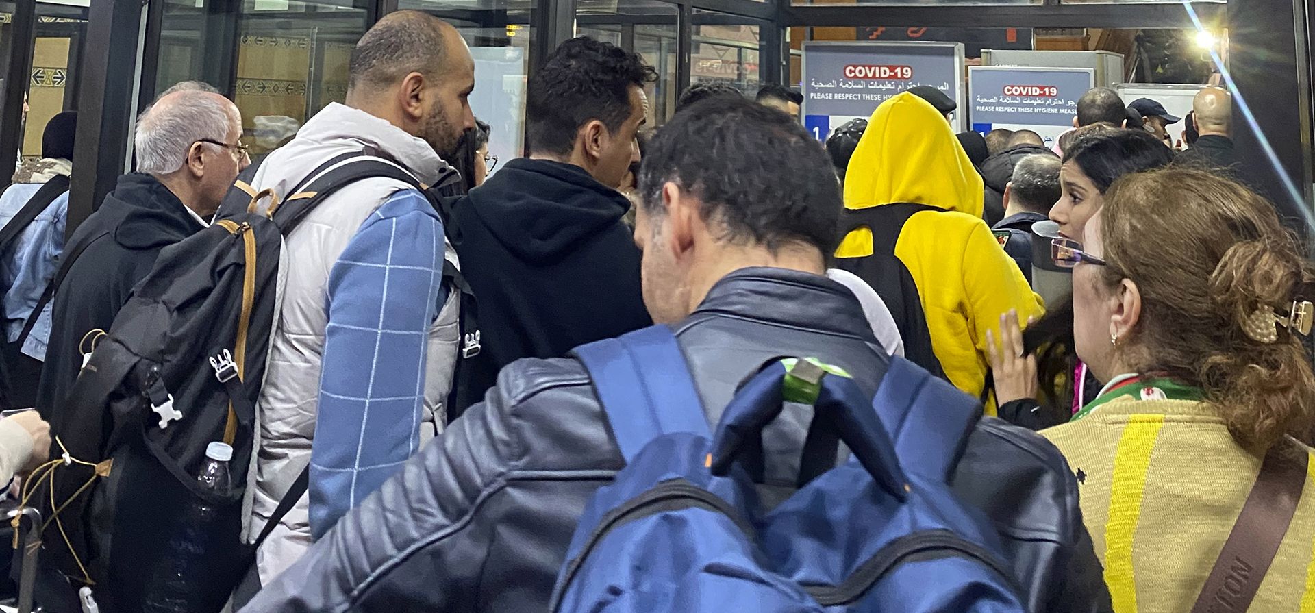 Aficionados marroquíes que se dirigían a Qatar para apoyar a su equipo hacen cola en el aeropuerto de Casablanca después de que se cancelaran sus vuelos, en Casablanca, Marruecos, el miércoles 14 de diciembre de 2022. (Foto AP)