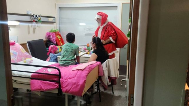 El Vilela curó a su hijo y hace 20 años que se viste de Papá Noel para llevarle regalos