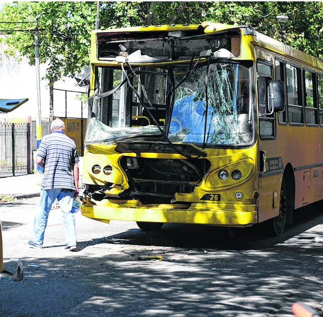 destrozados. Las dos unidades exhibieron huellas de la tremenda colisión.