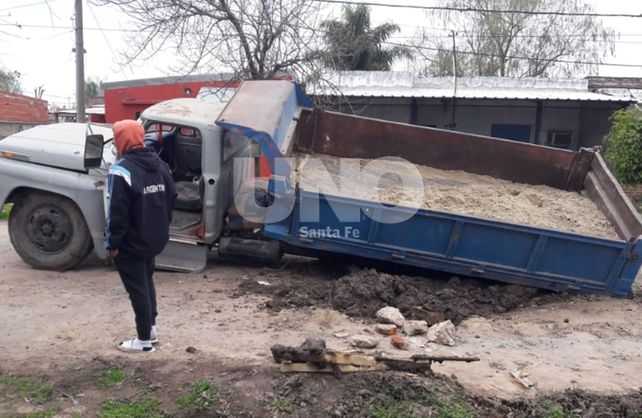 Un camión volcador