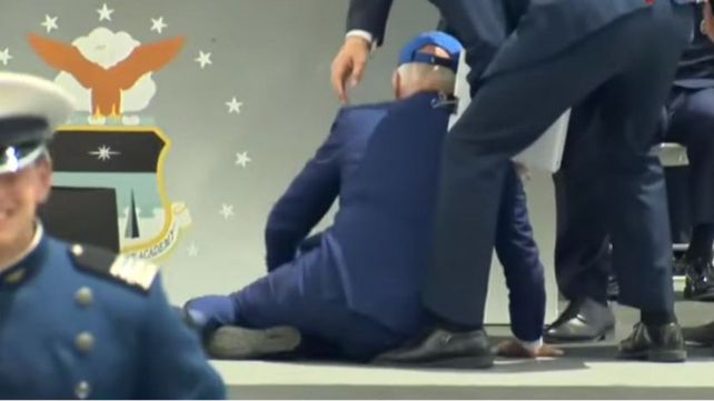 Biden cayó aparatosamente ante la sorpresa de los presentes. (Foto: captura de TV)