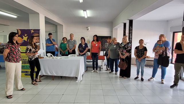 En un breve acto realizado en el Centro Cultural Municipal se habilitó la primera Feria del Libro organizada por la Biblioteca Popular General San Martín de Sastre.