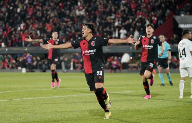 Facundo Guch celebra el gol de la apertura de Newells.