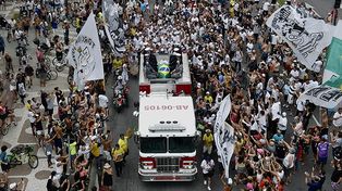 Una multitud despidió a Pelé en las calles.