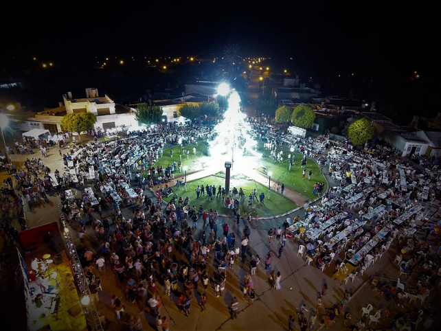 Chovet vuelve a celebrar la Fiesta del Arbolito alrededor del gigantesco árbol de luces ubicado frente a la Comuna.