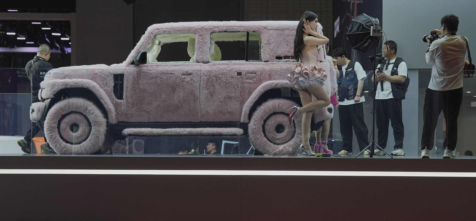 Una modelo posa para fotos junto a un automóvil cubierto de piel en el salón del automóvil de Shanghái el jueves 24 de abril de 2025. (Foto AP/Ng Han Guan) Una modelo posa para fotos junto a un automóvil cubierto de piel en el salón del automóvil de Shanghái el jueves 24 de abril de 2025. (Foto AP/Ng Han Guan)
