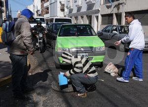 Los limpiavidrios se manifestaron frente al municipio, hubo detenidos