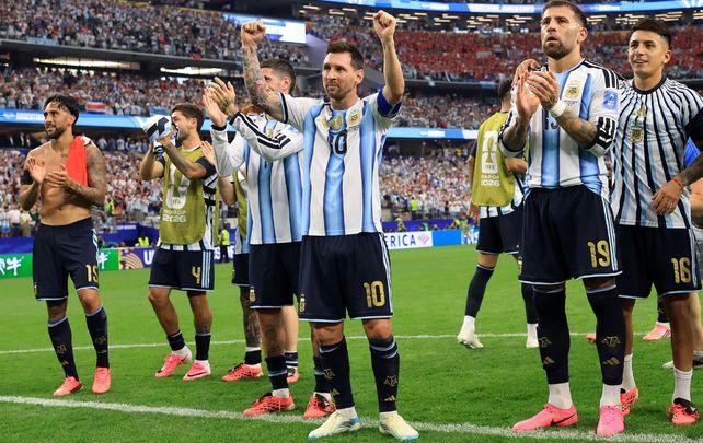Lionel Messi junto a sus compañeros festejan ante la gente el triunfo frente a Austria.