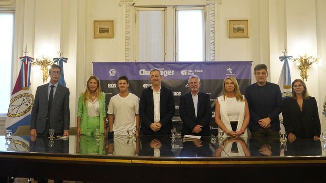 El intendente Pablo Javkin junto al Peque Schwartzman