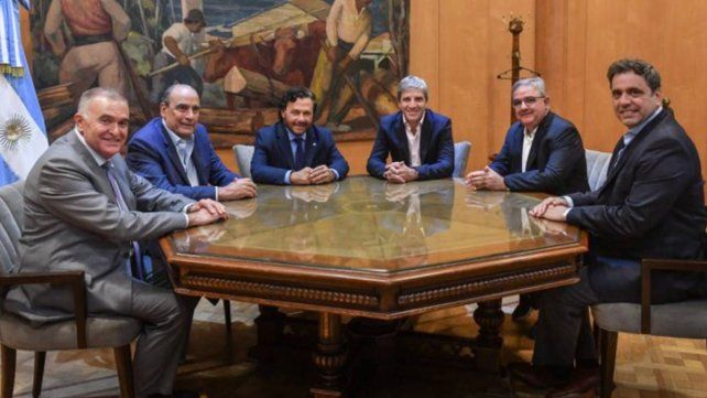 Acuerdo con el FMI: el Gobierno exhibió foto con gobernadores PJ