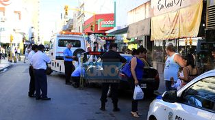 Un remís trucho chocó a inspectora para escapar